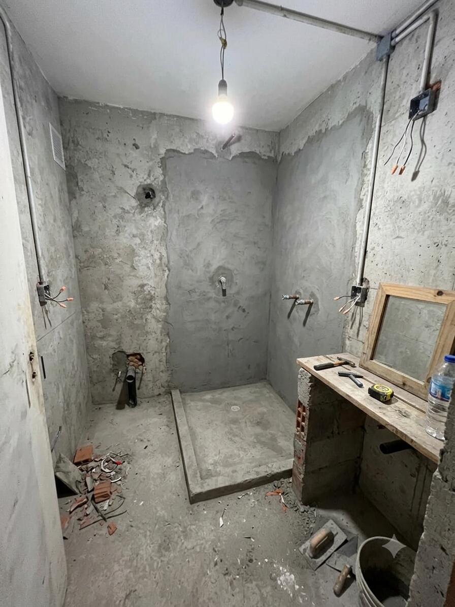 Baño en obra gris antes de la remodelación — Vertika Remodelaciones Bogotá