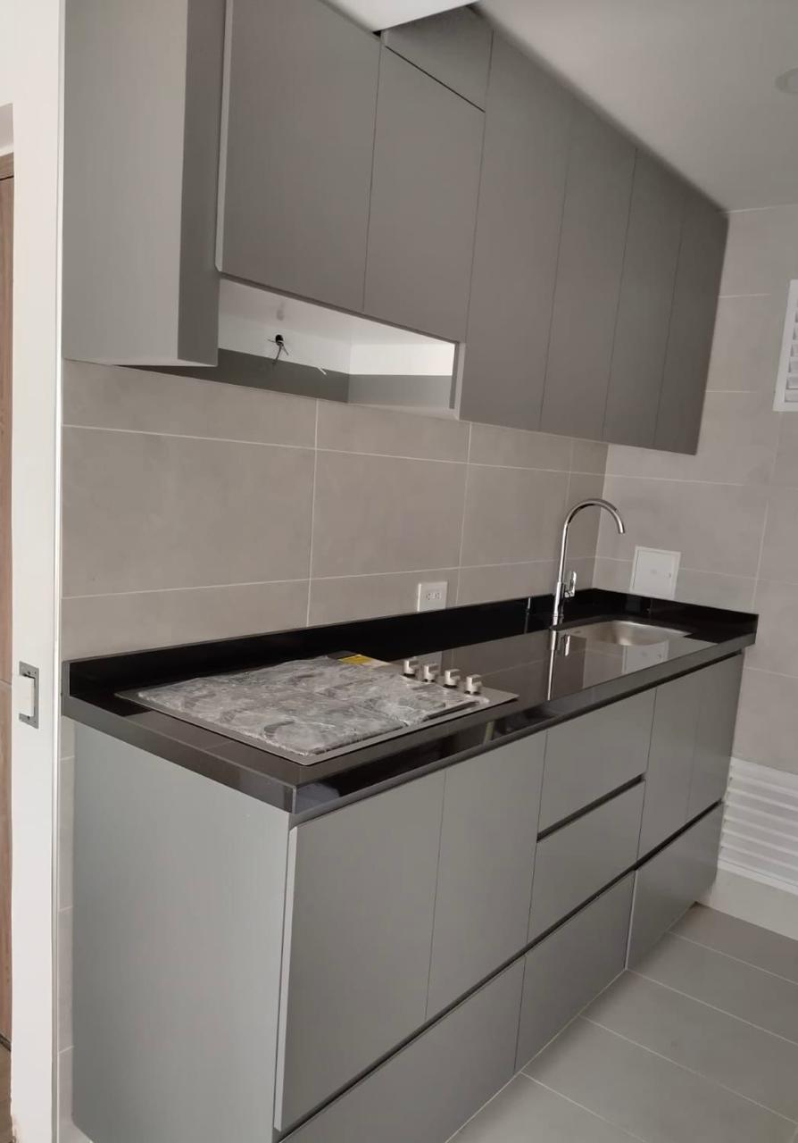 Cocina moderna gris con mesón negro en Bogotá — Vertika Remodelaciones